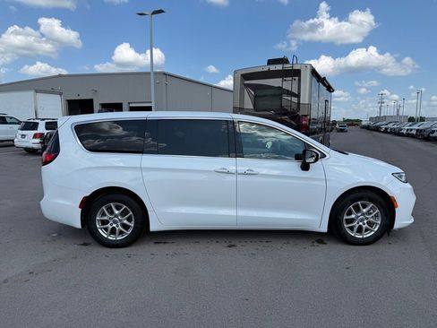 Used 2023 Chrysler Pacifica Touring-L image 17