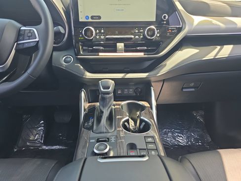Certified 2025 Toyota Highlander Platinum AWD/4WD image 11