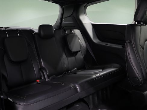 Used 2025 Chrysler Pacifica Select FWD image 18