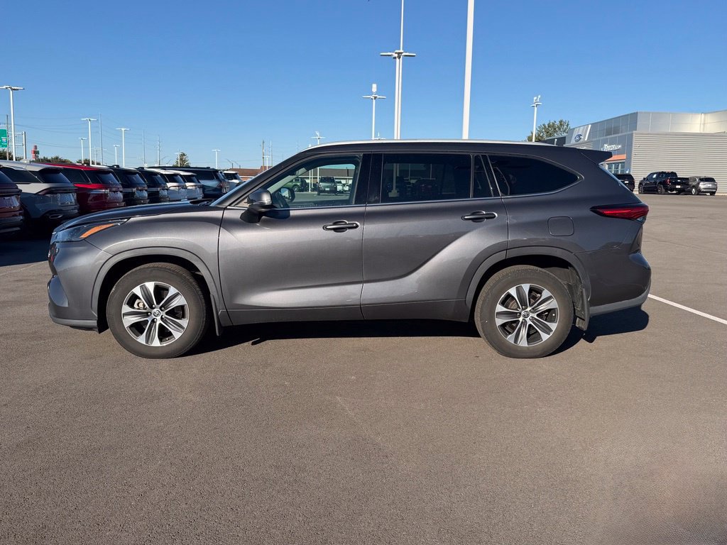 Used 2022 Toyota Highlander XLE AWD/4WD image 9