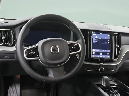 Used 2025 Volvo XC60 B5 Plus w/ Protection Package Premier AWD/4WD image 9