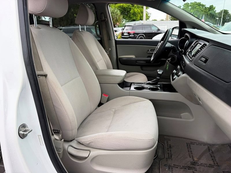 Used 2019 Kia Sedona LX FWD image 17