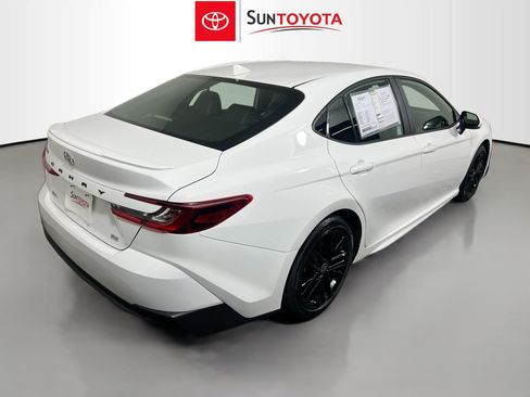 Used 2025 Toyota Camry SE image 4