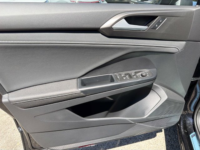 New 2026 Volkswagen Taos SE FWD image 11