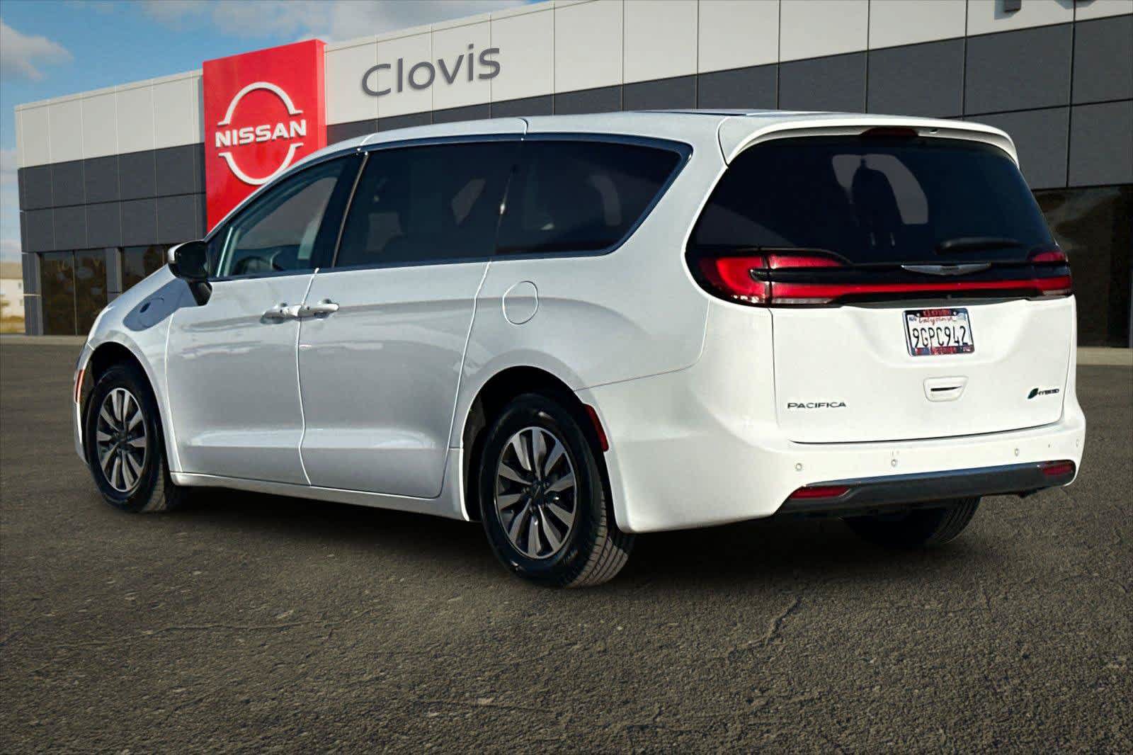 Used 2023 Chrysler Pacifica Touring-L FWD image 9