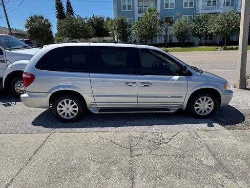 Used 2003 Chrysler Town & Country LXi image 9