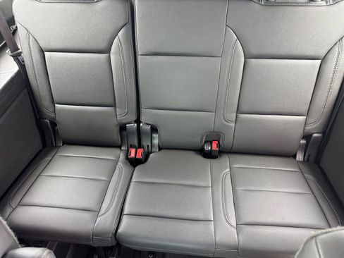 Used 2022 Chevrolet Suburban Z71 AWD/4WD image 16