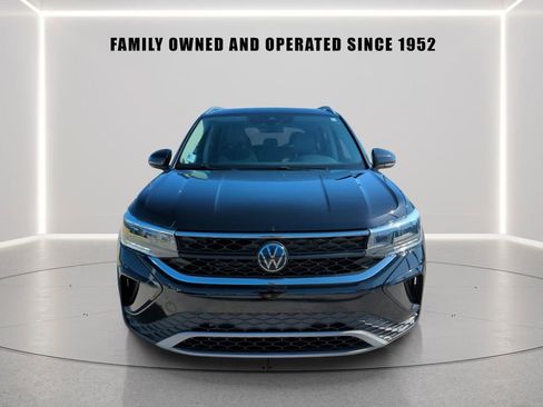 Used 2023 Volkswagen Taos SE w/ Panoramic Sunroof Package FWD image 6