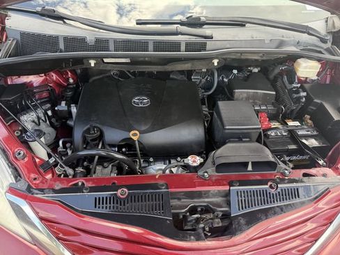 Used 2017 Toyota Sienna LE FWD image 26