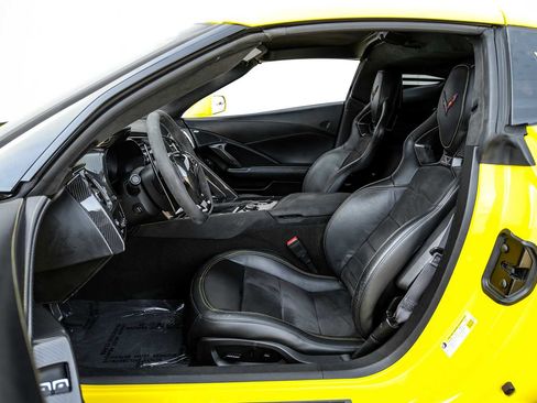 Used 2015 Chevrolet Corvette Z06 w/ 3LZ Preferred Equipment Group image 4