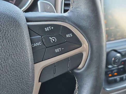 Used 2017 Jeep Grand Cherokee Overland AWD/4WD image 24