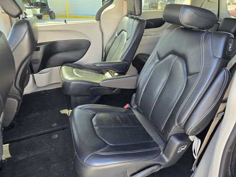 Used 2022 Chrysler Pacifica Touring-L image 10