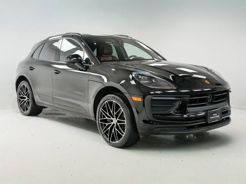 Certified 2025 Porsche Macan image 7