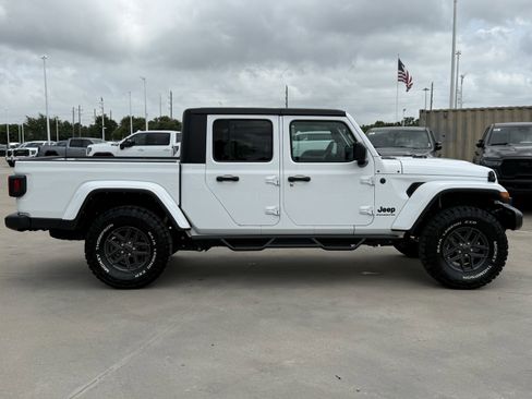 Used 2024 Jeep Gladiator Sport AWD/4WD image 3