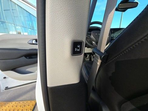 Used 2024 Chrysler Pacifica Select image 25