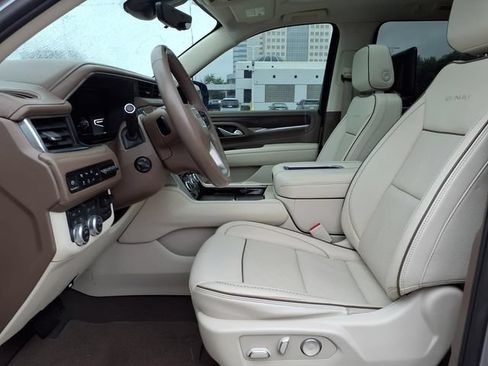 Used 2023 GMC Yukon XL Denali w/ Denali Reserve Package AWD/4WD image 4