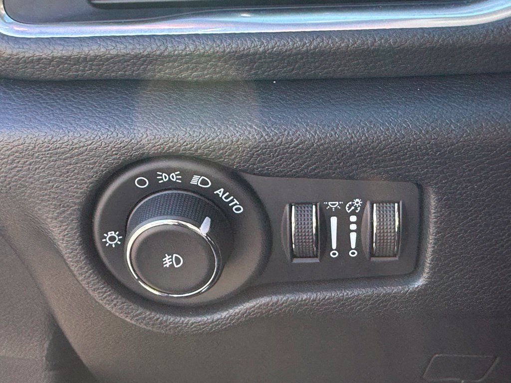 Used 2025 Chrysler Pacifica Limited FWD image 21