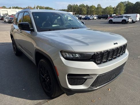 Used 2024 Jeep Grand Cherokee Altitude image 7