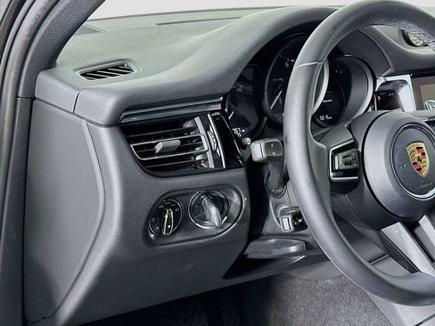 Certified 2023 Porsche Macan image 11
