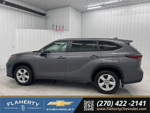 Used 2024 Toyota Highlander LE AWD/4WD image 5