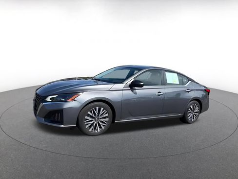 Used 2025 Nissan Altima 2.5 SV FWD image 6