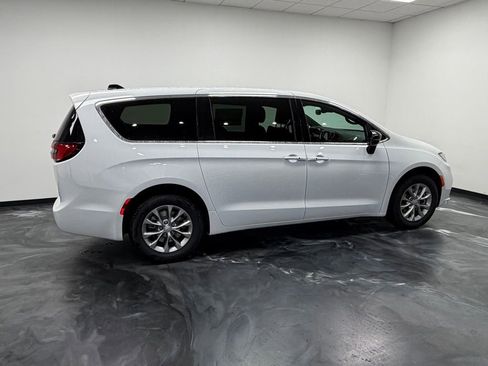 New 2026 Chrysler Pacifica Select image 23