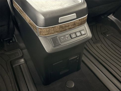 Certified 2025 Toyota Sienna Platinum image 35