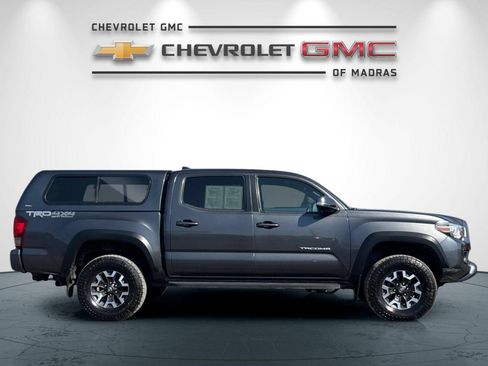 Used 2017 Toyota Tacoma TRD Off-Road w/ Premium & Technology Package AWD/4WD image 2