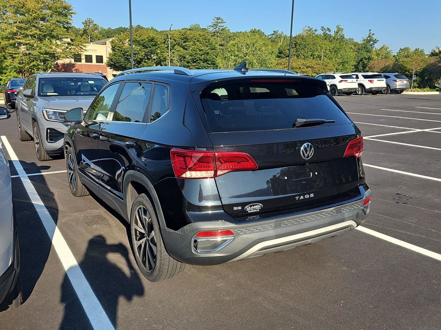Used 2022 Volkswagen Taos SE w/ Panoramic Sunroof Package FWD image 5