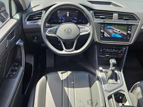 Used 2023 Volkswagen Tiguan SE w/ Panoramic Sunroof Package FWD image 16