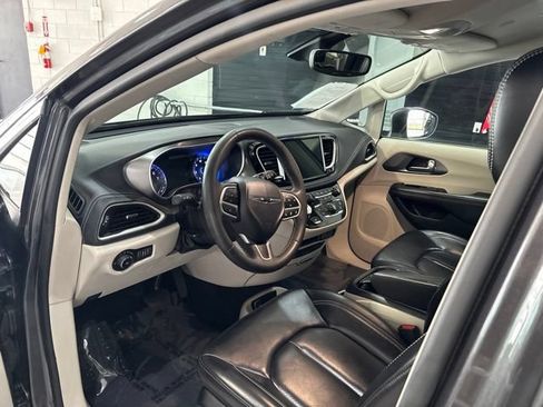 Used 2023 Chrysler Pacifica Touring-L w/ Uconnect Theater Family Group AWD/4WD image 11