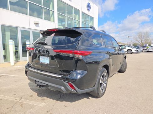 Used 2022 Toyota Highlander XLE image 10