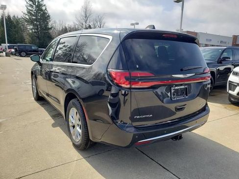 New 2026 Chrysler Pacifica Limited w/ Uconnect Theater Family Group AWD/4WD image 4