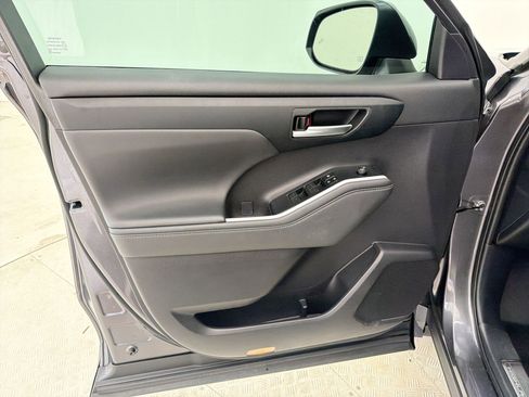 Used 2024 Toyota Highlander XLE FWD image 20