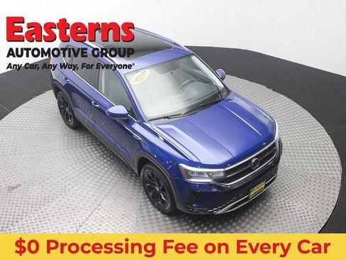 Used 2022 Volkswagen Taos SE w/ Panoramic Sunroof Package AWD/4WD image 3