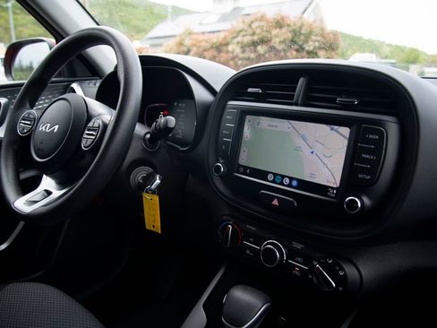 Used 2023 Kia Soul LX w/ LX Technology Package FWD image 17