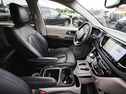 Used 2024 Chrysler Pacifica Limited FWD image 44
