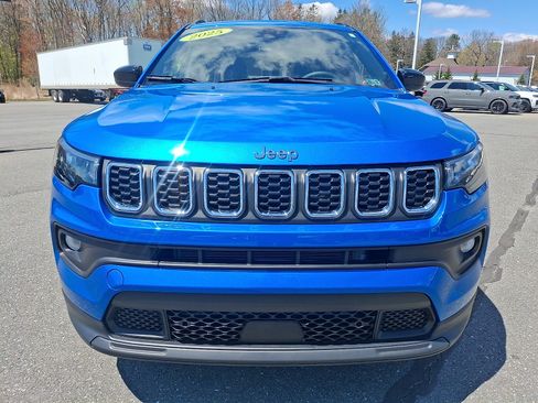 Used 2025 Jeep Compass Latitude w/ Sun & Sound Group AWD/4WD image 2