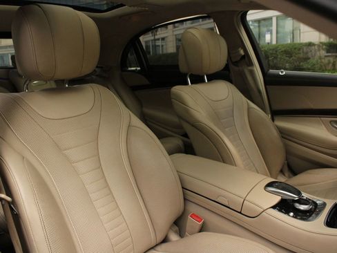 Used 2019 Mercedes-Benz S 560 4MATIC Sedan w/ Premium Package image 25