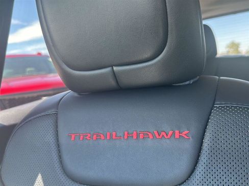 Used 2019 Jeep Cherokee Trailhawk AWD/4WD image 22