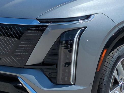 New 2026 Cadillac Vistiq Luxury w/ LPO, Floor Liner Package AWD/4WD image 18