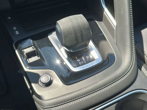 Used 2024 Jaguar E-PACE R-Dynamic SE image 17