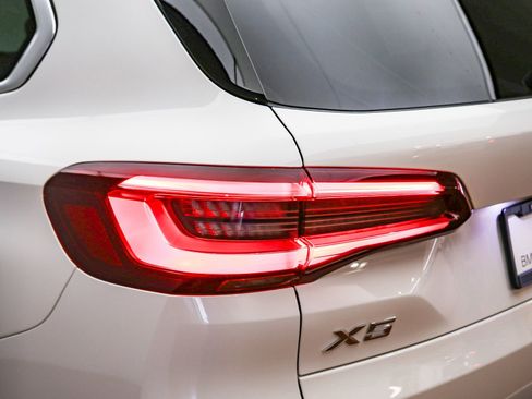 Used 2022 BMW X5 xDrive40i w/ Parking Assistance Package AWD/4WD image 12