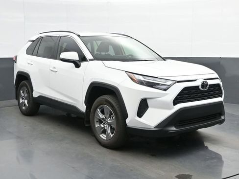 Used 2025 Toyota RAV4 XLE AWD/4WD image 2