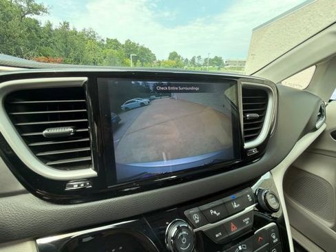 Used 2024 Chrysler Pacifica Touring-L FWD image 25