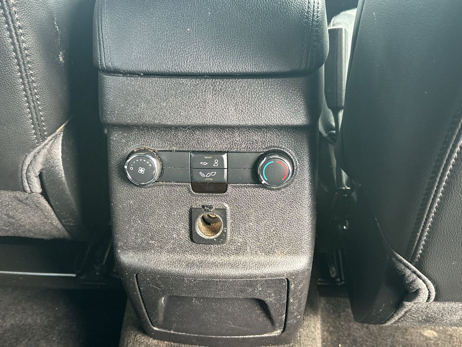 Used 2018 Ford Explorer XLT w/ Equipment Group 202A AWD/4WD image 32