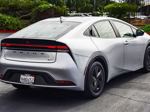 Used 2023 Toyota Prius LE image 7