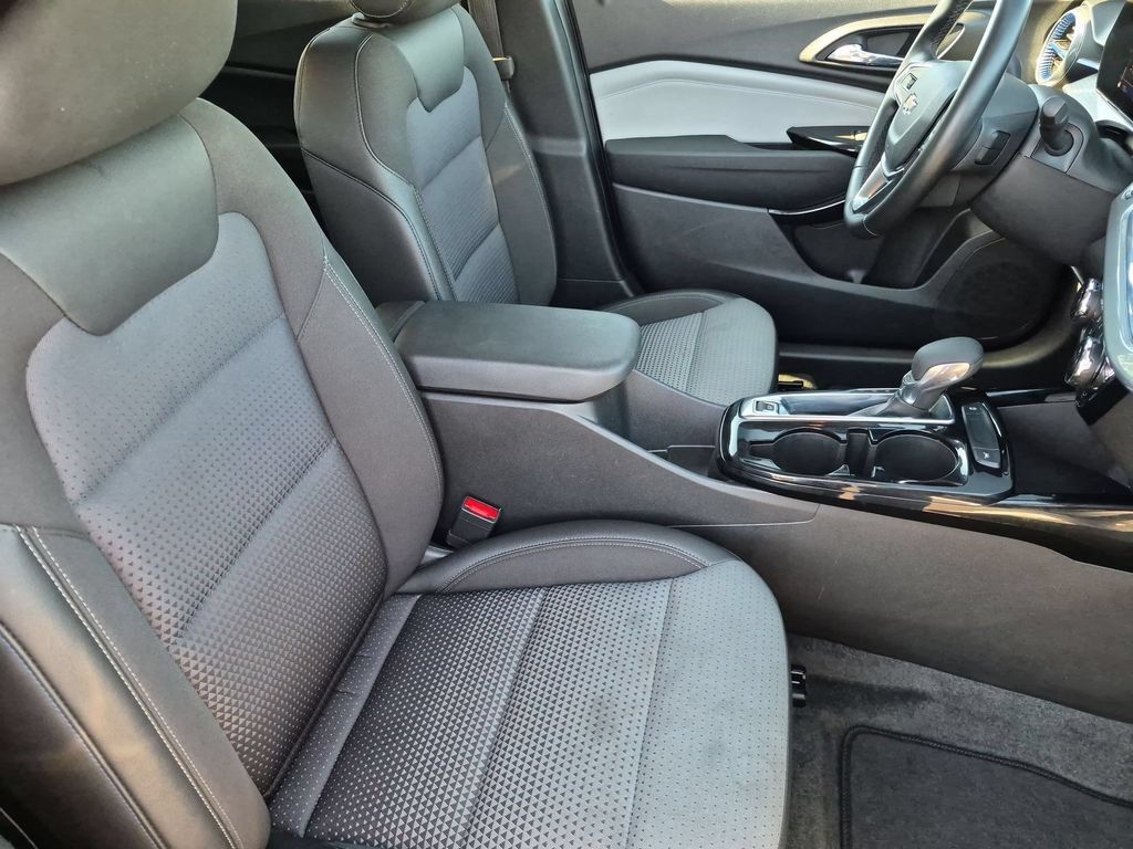 Used 2025 Chevrolet Trax LT w/ LT Convenience Package FWD image 31