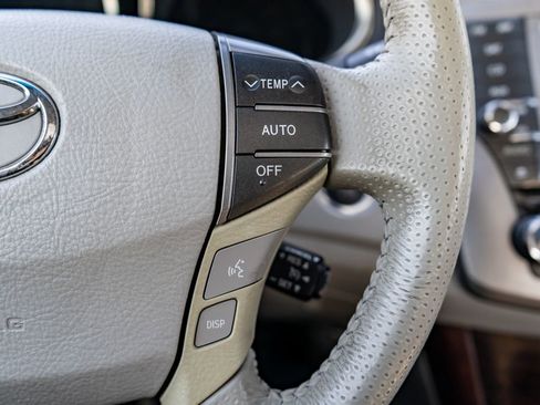 Used 2011 Toyota Avalon Limited image 25