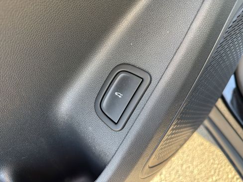 Used 2025 Chevrolet Traverse LT image 16